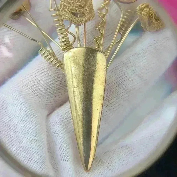 Vintage Gold-toned mesh flowers brooch - Picture 6 of 17